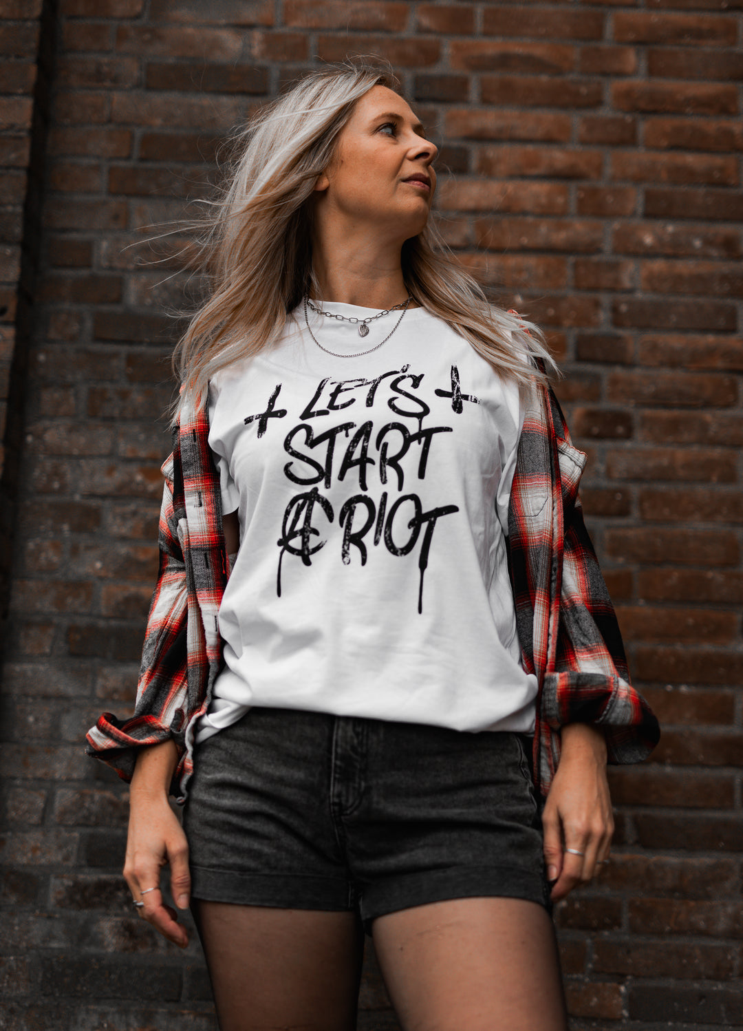 Wit dames t-shirt met tekst let's start a riot