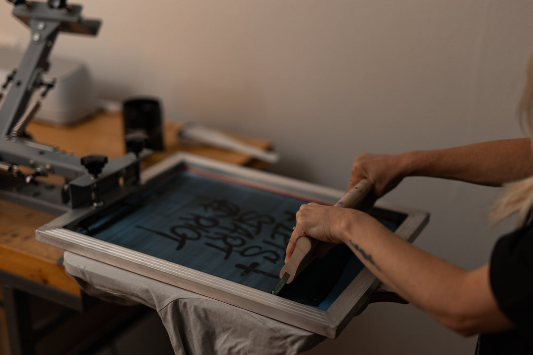 het proces van zeefdruk aanbrengen op een t-shirt